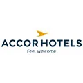 Logo AccorHotels avec oiseau et slogan.