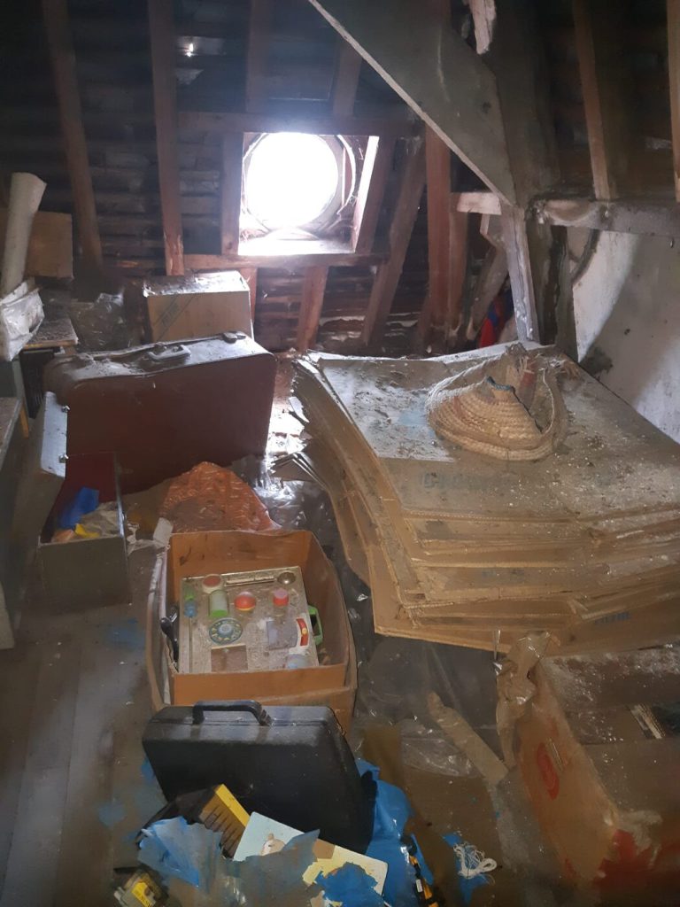 Grenier de maison de famille avant débarras