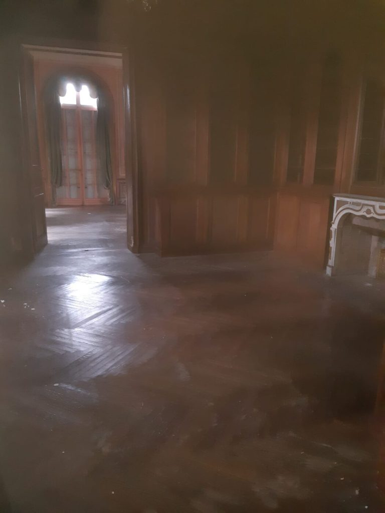 Mobilier ancien dans une maison de famille — souvent ce qui rend le débarras gratuit